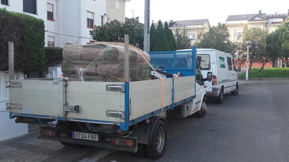 Colocación de tepes en Ondarreta,Donostia