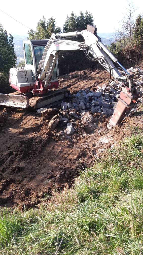 Lur lanak / Trabajos con excavadora / Excavatrice au travail
