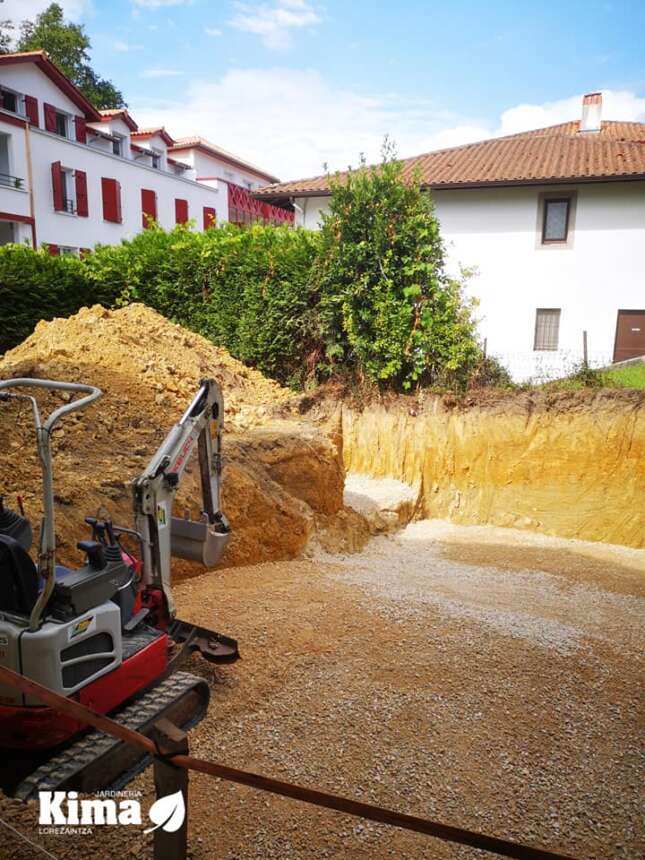 Excavaciones para construcción de piscinas en  Donostialdea / Lur lanak,drenajeak,eskoierak…